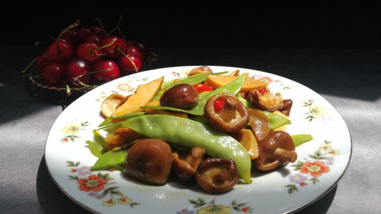 减脂系#香菇荷兰豆鸡肉肠#,色艳丽,味道鲜美,低热量,健康小炒。