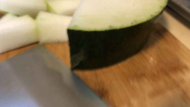排骨冬瓜汤,先把皮去掉,再切掉内瓤