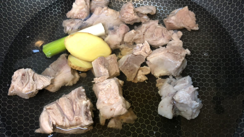 排骨冬瓜汤,重新换水,加入葱姜料酒