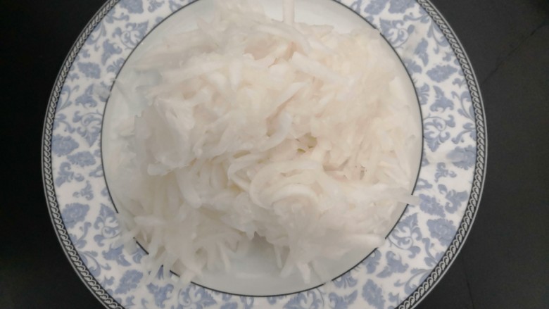 广式萝卜糕,腌制出水后,挤干水份,备用