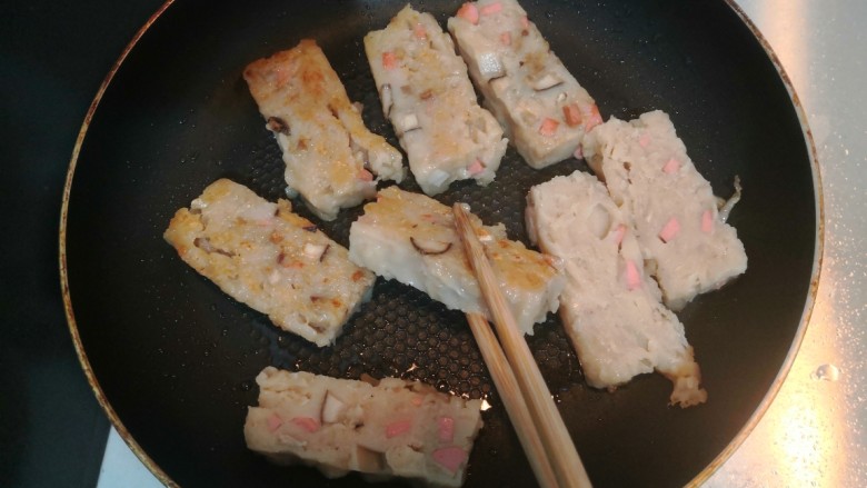 广式萝卜糕,把萝卜糕两面,煎至金黄后,关火