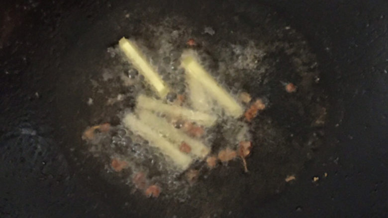 干锅千叶豆腐,多余的油,倒花椒,姜,爆香~