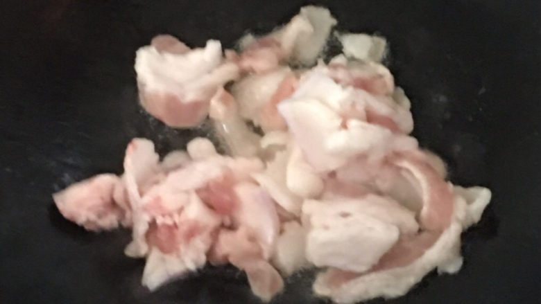干锅千叶豆腐,锅中倒少许油(以免粘锅)将肉片倒入锅中~