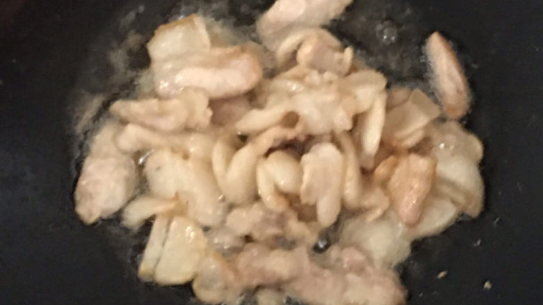 干锅千叶豆腐,翻炒,炒出油,肉装盘备用~