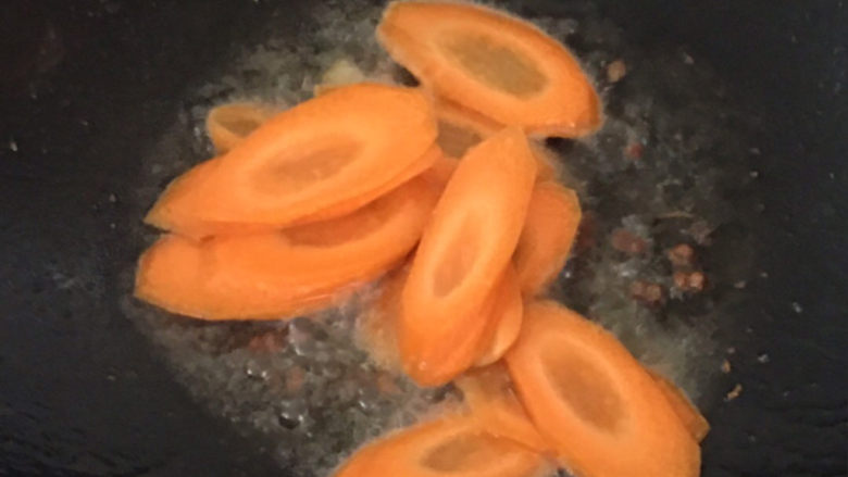 干锅千叶豆腐,倒入胡萝卜片~
