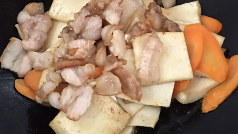 干锅千叶豆腐,再倒入肉片~