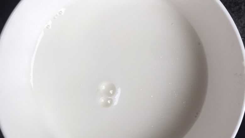 白玉菇鸡蛋汤,找个小碗,接半碗水,加入三勺淀粉搅拌均匀备用