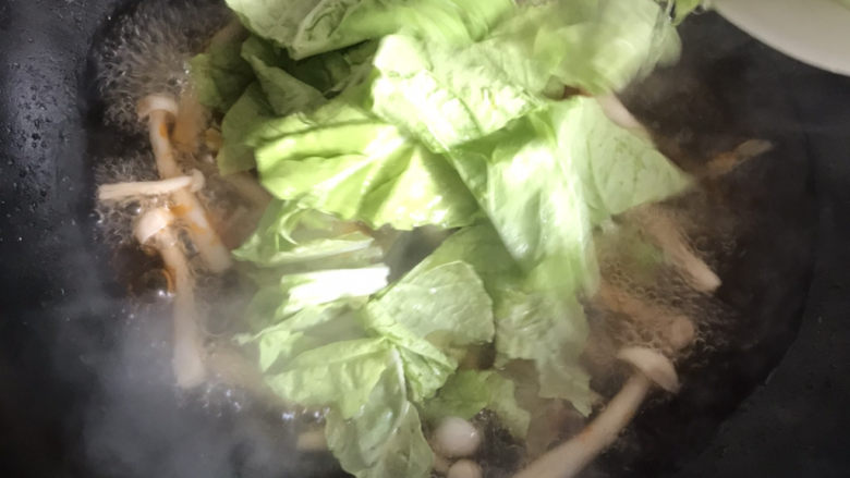 白玉菇鸡蛋汤,水开下入小白菜,搅拌均匀盖上盖子继续煮至水开