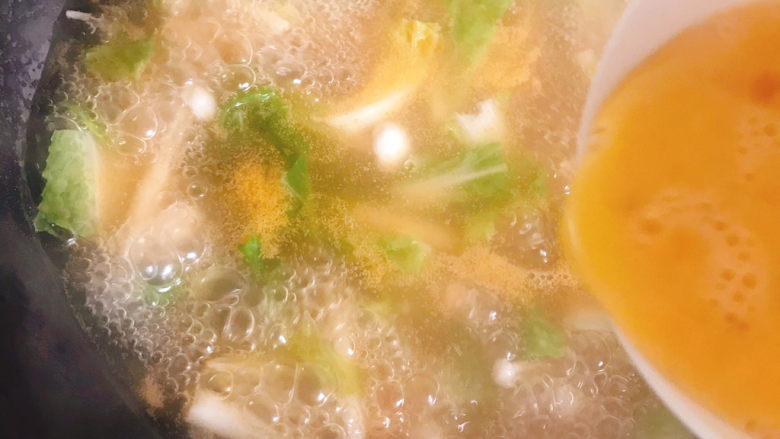 白玉菇鸡蛋汤,再次烧开加入鸡蛋液,待蛋液凝固了用筷子搅拌几下