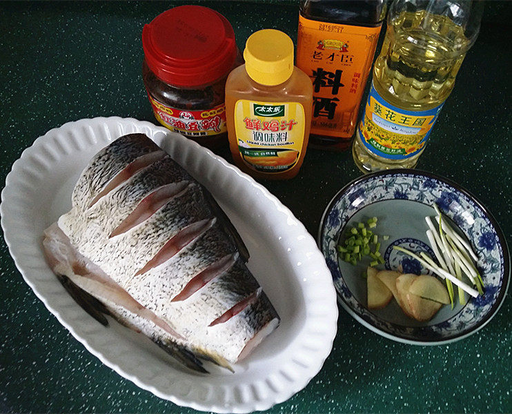 红烧草鱼,备好食材,草鱼段洗净沥水并划开几刀便于入味