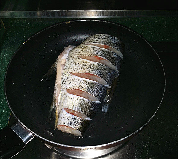 红烧草鱼,留底油,放入草鱼段