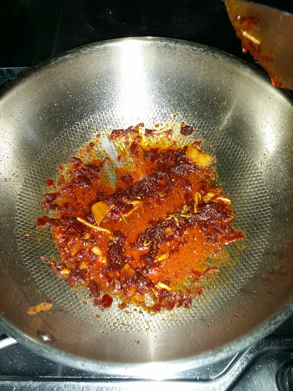 红烧草鱼,小火慢炒,炒香炒出红油