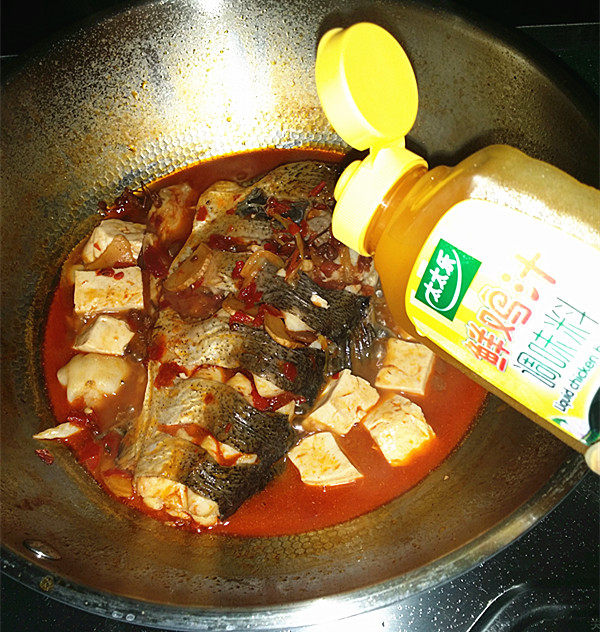 红烧草鱼,待豆腐全部浮起后,加入食盐和少许鲜鸡汁调味,盛出