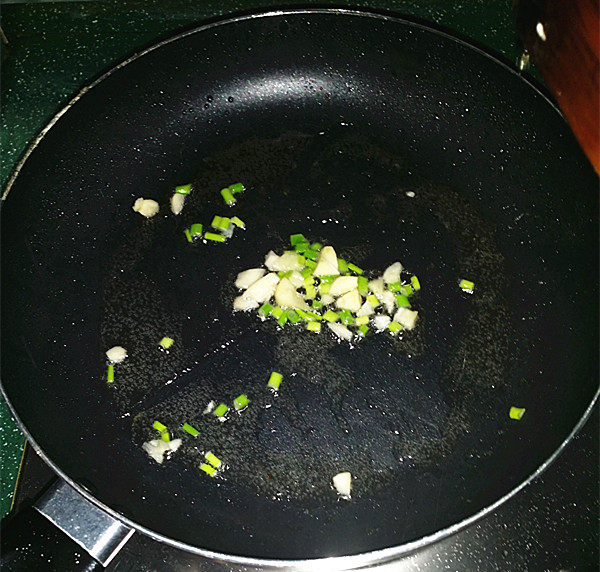 红烧草鱼,用刚才煎鱼的平底锅,烧点热油,爆香葱姜末