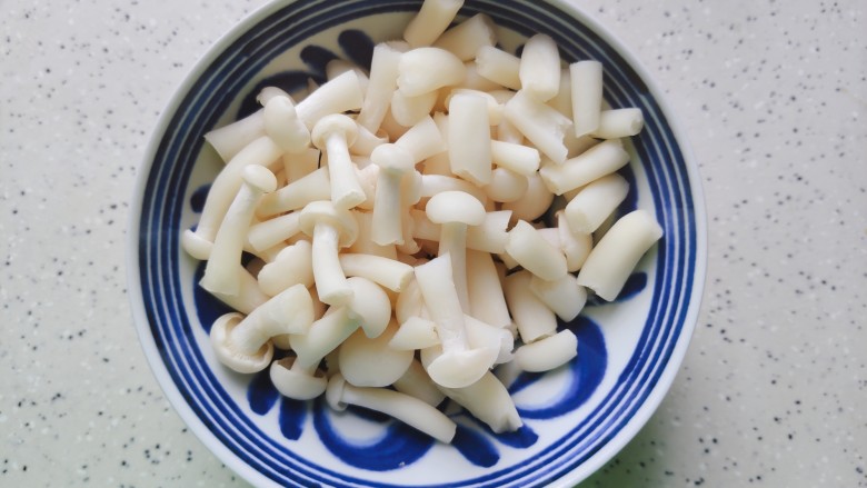 白玉菇鸡蛋汤,泡好的白玉菇洗净,略长的一分为二切段