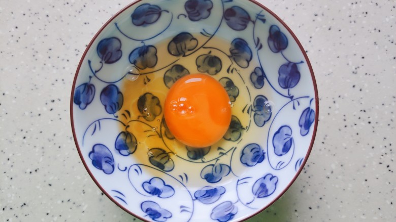 白玉菇鸡蛋汤,<a style='color:red;display:inline-block;' href='/shicai/ 9'>鸡蛋</a>磕入碗内,加少许料酒