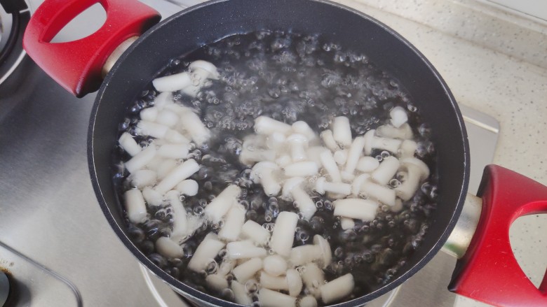 白玉菇鸡蛋汤,大火烧开,然后盖上锅盖,转中小火煮5分钟