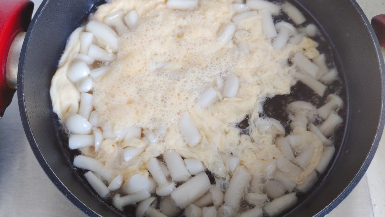 白玉菇鸡蛋汤,待鸡蛋液凝固结块
