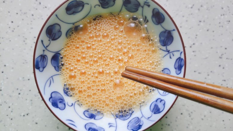 白玉菇鸡蛋汤,打散,备用