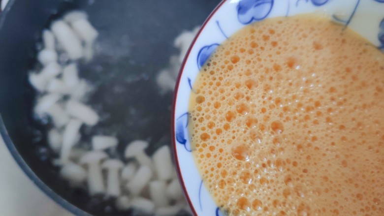 白玉菇鸡蛋汤,5分钟后,倒入鸡蛋液