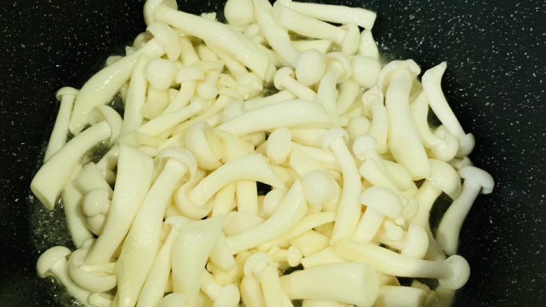 白玉菇鸡蛋汤,热锅,加白玉菇