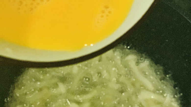 白玉菇鸡蛋汤,煮开,再煮3分钟,加蛋液