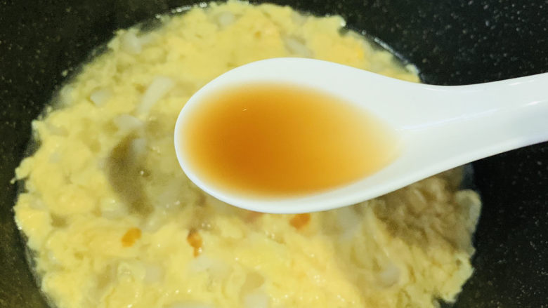 白玉菇鸡蛋汤,加<a style='color:red;display:inline-block;' href='/shicai/ 718'>料酒</a>