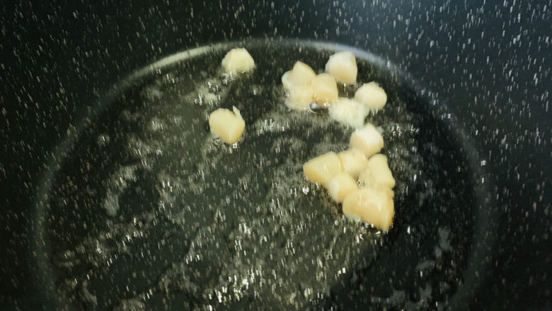 白菜炖豆腐,锅加食用油,干贝炒香