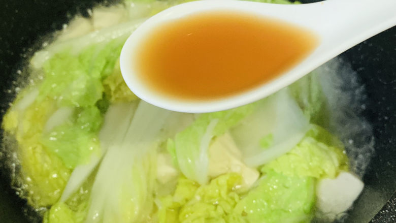 白菜炖豆腐,大火白菜断生,加<a style='color:red;display:inline-block;' href='/shicai/ 718'>料酒</a>