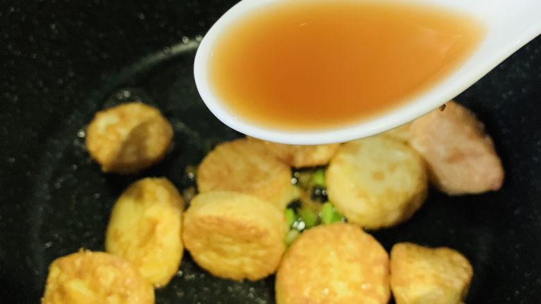脆皮日本豆腐,加<a style='color:red;display:inline-block;' href='/shicai/ 718'>料酒</a>,炝锅