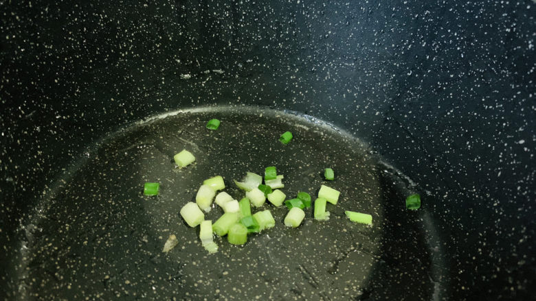 脆皮日本豆腐,锅加食用油,加葱粒,炒香