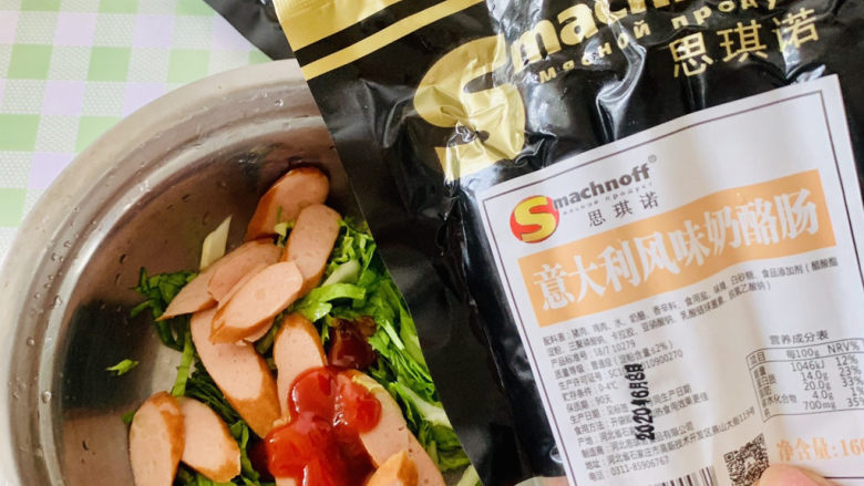奶酪肠三明治,我们在等待着三明治的同时,拌一个蔬菜奶酪肠沙拉🥗只需要加入适量的番茄酱即可