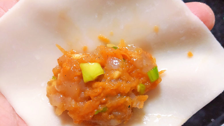 云吞面,取一片馄饨皮,放入馅料。