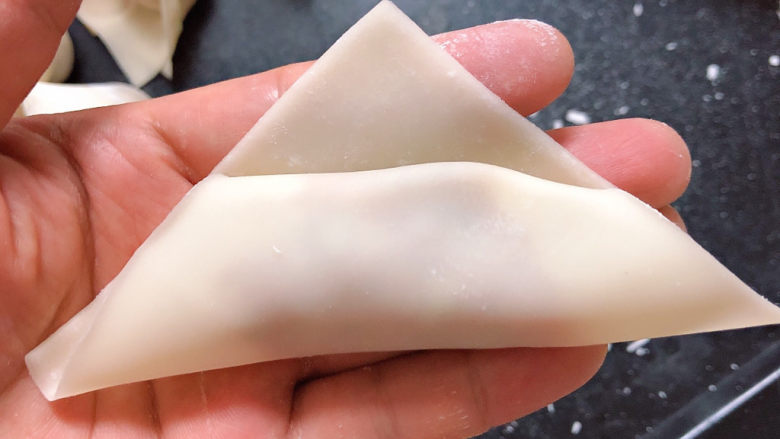 云吞面,从一角卷起,留出一个角的空间。