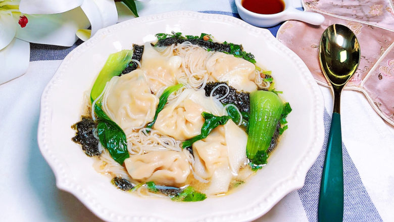 云吞面,馄饨捞入碗中,一晚营养的三鲜云吞面就上桌了!