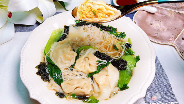 云吞面,先来一张有食欲的成品图,看了可以激起制作的欲望。