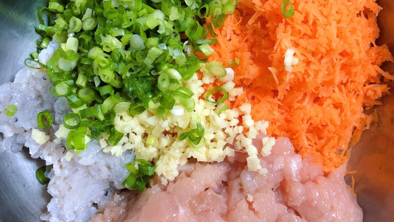 云吞面,将葱姜切碎,所有食材放入盆中。