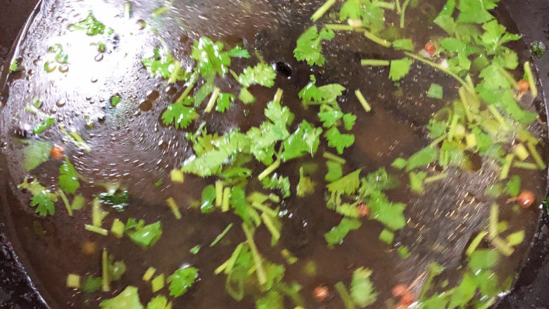 云吞面,关火,撒上香菜末、点上一些香油。