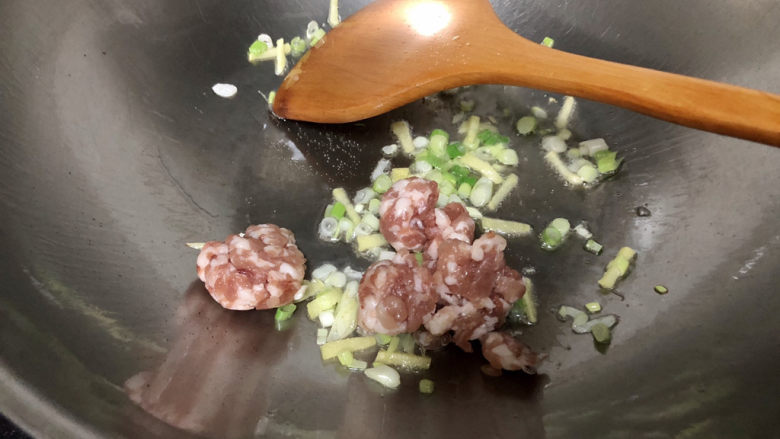 白玉菇鸡蛋汤,加入肉末,煸炒到肉末发白