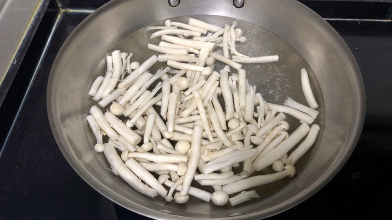 白玉菇鸡蛋汤,坐锅烧水,水开下白玉菇,焯水一分钟