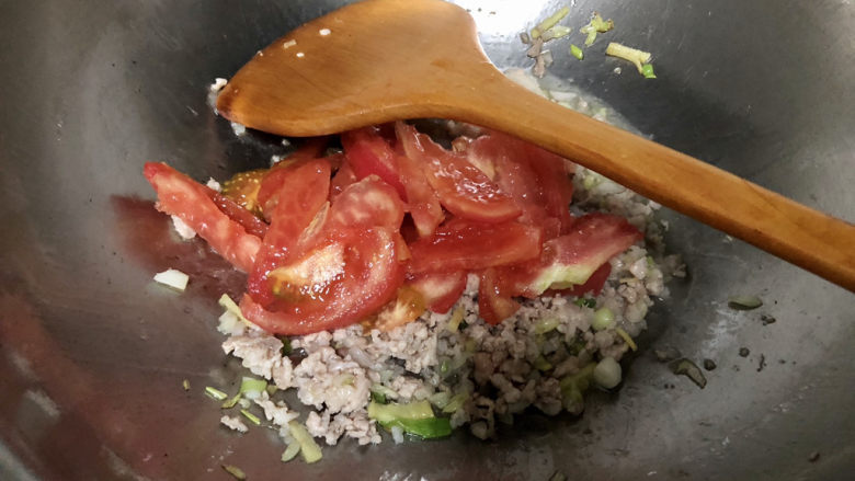 白玉菇鸡蛋汤,下番茄块,煸炒一分钟