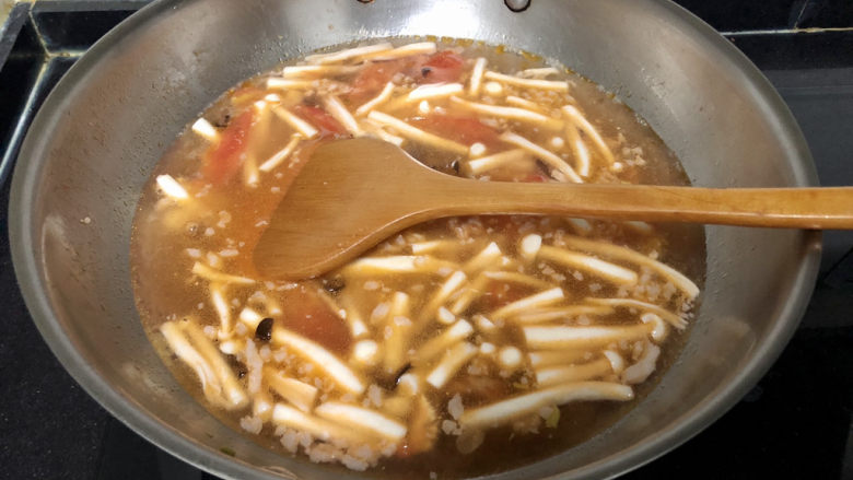 白玉菇鸡蛋汤,加入适量热水,煮开