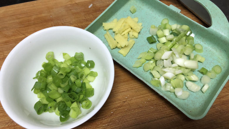 白玉菇鸡蛋汤,改刀:小葱葱白葱绿分别切末,姜切丝