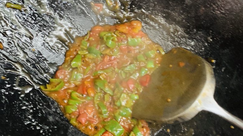 花边腊肠披萨,不停搅拌收汁,最后一定是浓稠的状态。