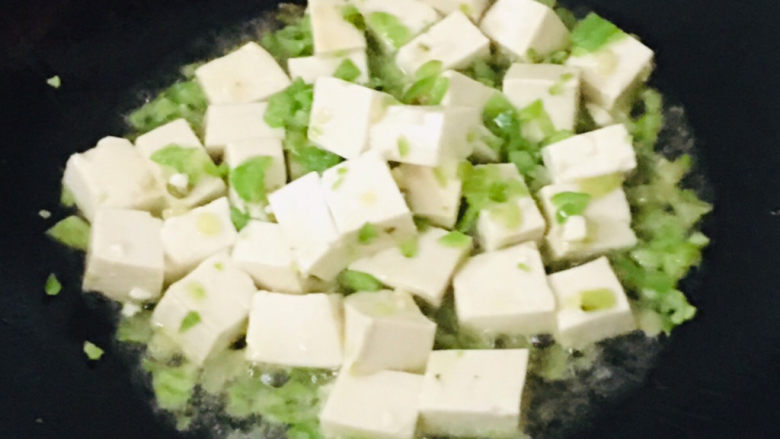 白菜炖豆腐,翻炒均匀~