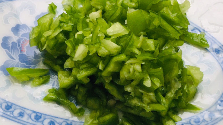 白菜炖豆腐,青椒切末~