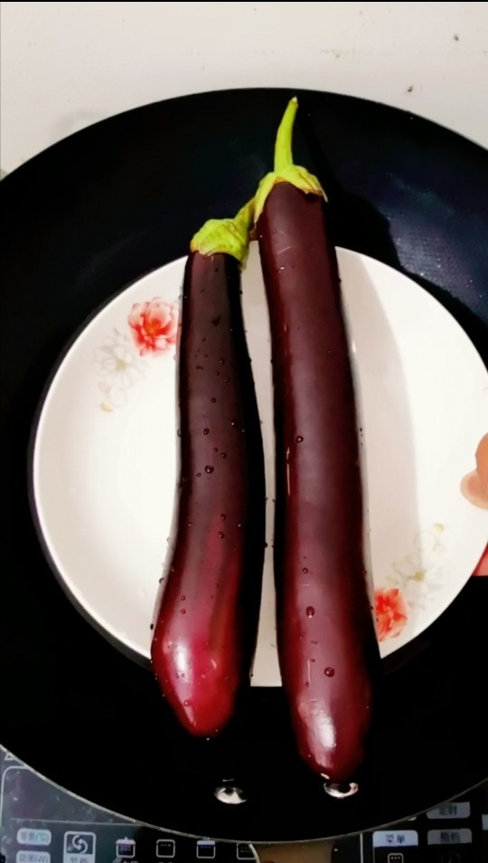 蒜蓉粉丝蒸茄子,<a style='color:red;display:inline-block;' href='/shicai/ 58'>茄子</a>洗净,放入蒸锅里