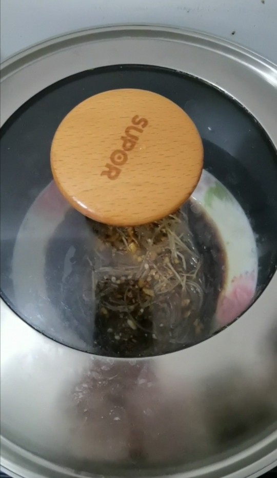 蒜蓉粉丝蒸茄子,盖上盖,蒸七分钟
