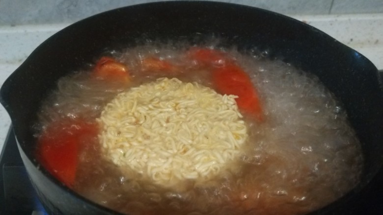 云吞面,放入锅中煮。
