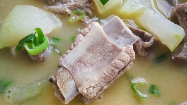 排骨冬瓜汤,排骨香而不腻,汤浓鲜美